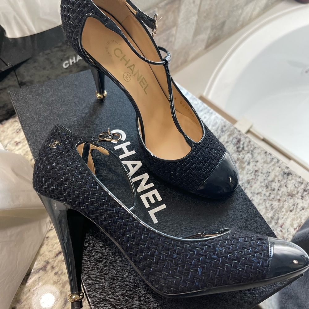 Chanel Tweed Heels. Navy blue.  Classy - Picture 4 of 10